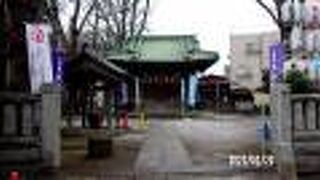 伊勢盛公園と隣接しています。