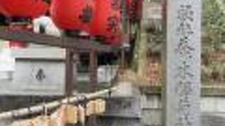 亀岡八幡宮へ向かう階段の途中に建っています