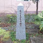 慶應義塾大学三田キャンパス内に立っています