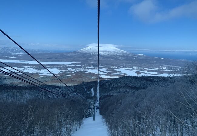 駒ヶ岳を正面に見るゲレンデ