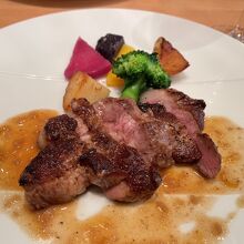 メインの肉料理