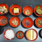 松尾芭蕉も訪れたという斎館で精進料理