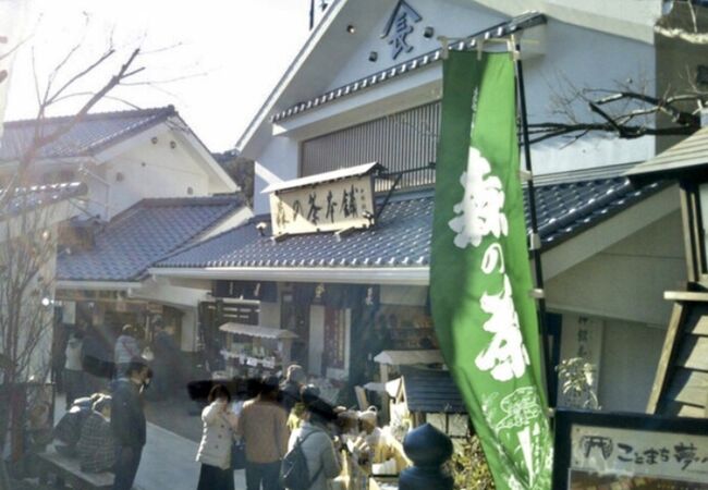 小國神社の入り口にあります。