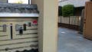 塀が瓦を埋め込んでいて、とても景観を考えたお寺です