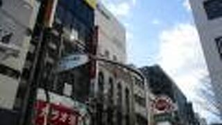 明るい雰囲気の便利な通り