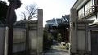 門の脇に案内板が立てられています