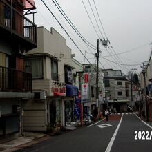 奥が目黒不動尊です。