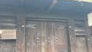 京橋近くの長屋門