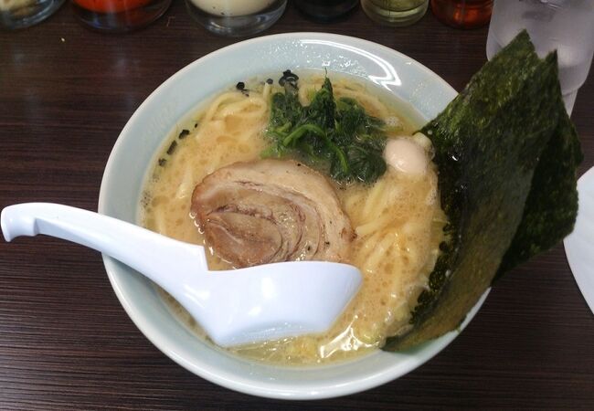 スープには脂分が多く、独特なコク