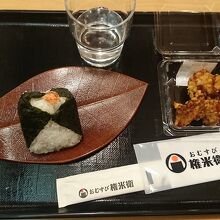 鮭のおにぎりと鶏の唐揚げ