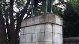 千鳥ヶ淵沿いの九段坂公園内に立っています