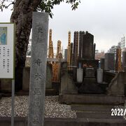 目黒不動尊の龍泉寺の墓所にあります。