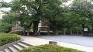 田安門の近くの道路沿いにある小さな公園