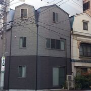 昭和４年に建てられた３軒の長屋建ての不思議な建物