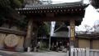 目黒の行人坂の途中にあります。