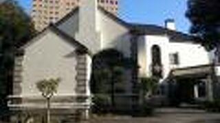 白い外壁の歴史的建造物