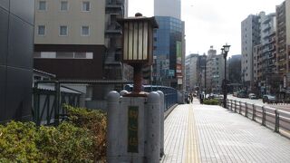 親柱は灯籠、欄干は富士山と見ごたえあります。