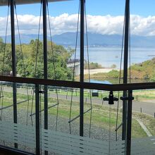 館内から見える琵琶湖