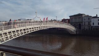 リフィー川にかかる橋