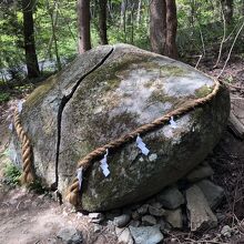 竜の割石