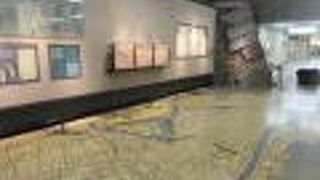 駅構内にあります