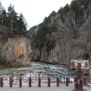 柱状節理の巨大な岩壁