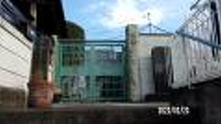 三光坂のふもとにあります。