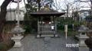 北里大学の構内にあります。