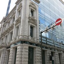 上層階はガラス貼り