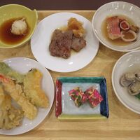 手前中央が「ごちそう（五地層）寿司」