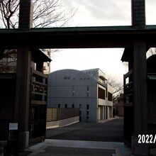 今はこの大木戸風の門が正門になっています。目黒通り側です。