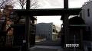 本殿と山門が遺産としてみることができます。