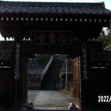 通用門として使用されている山門です。