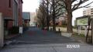 江戸末期に来日したアメリカ人ヘボン横浜に開いたヘボン塾が始まりです。