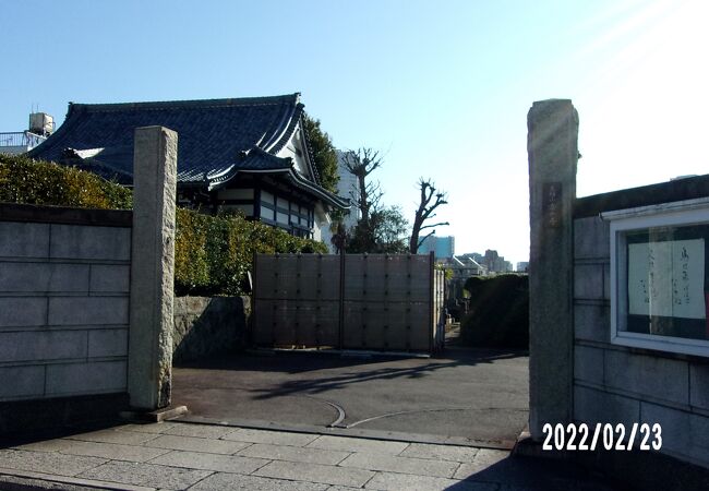 福沢諭吉先生永眠の地の碑があります。