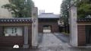 個性的で立派な山門と庭園をもつ寺院