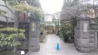 浅草通り沿いにある木々が豊かな寺院