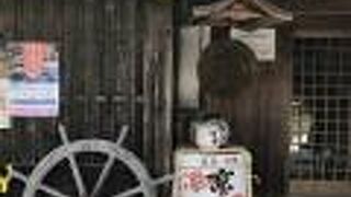 伊根の村の中にある酒蔵です。