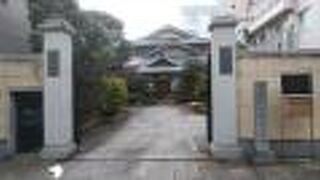 玉川上水を開削した玉川兄弟顕彰の碑がある寺院