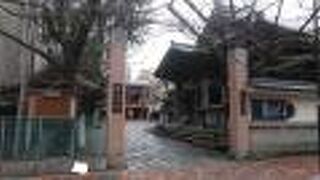 重厚な本堂を有する寺院