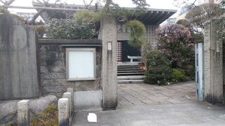 近代的な本堂と庭木が調和した寺院