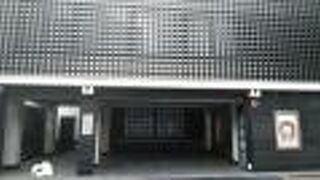 現代的な本堂を持つ寺院