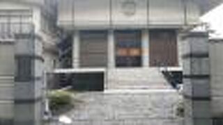 本堂下の池に鯉が泳ぐ寺院