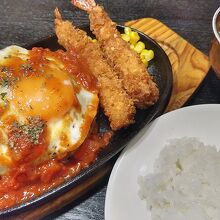 エビフライ＆ハンバーグ300gに目玉焼きトッピング