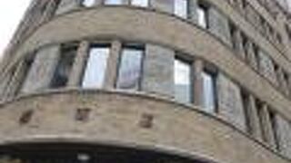 曲線と直線の美しい建物