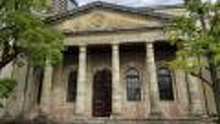 大迫力のギリシャ神殿のような建物