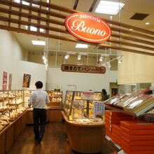 明るくスッキリとした店内