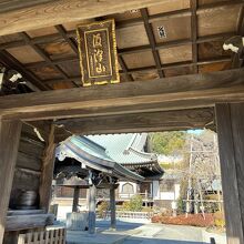 山門越しに見た本堂