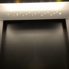エレベーターの階数の並びもおしゃれ。