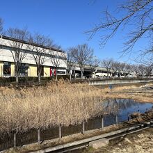 水辺の向こう側はいずみ中央駅